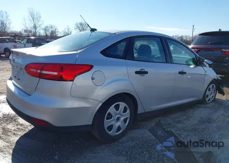 2015 Ford Focus S z USA, uszkodzony, nr VIN 1FADP3E25FL344526